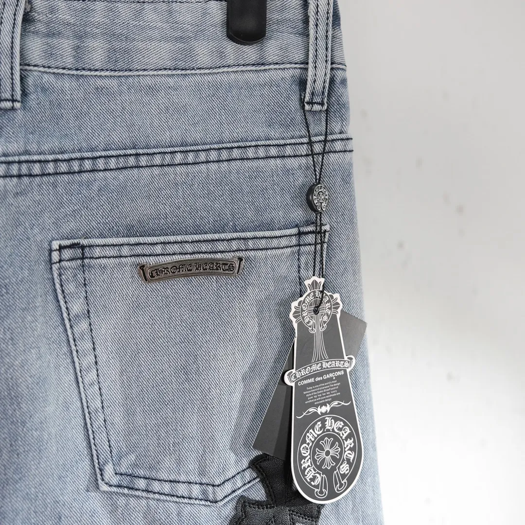 P290 (top version) Chrome hearts new city-limited flame blue jeans Chrome hearts city-limited jeans Hardware customization Original development vintage levis American-made 501 black and gray base version Levi's American-made 501 base version Imported sheepskin 925 silver remake [Top heavy industry fashion design] Consistently high-street luxury style. Speaking of this style, the Zangyin family and GU family are definitely the leading representative brands. Especially the Zangyin family has really achieved a state-of-the-art effect in creating high-street style. The unique washed material is used to create this style. The color system is already quite eye-catching. After it is decorated with patchwork cross flowers, it cleverly highlights the charm of the brand. Secondly, this style uses classic The high-waist cutting design highlights the long legs and fashionable temperament of the upper body. The brand is highly recognizable and the slim fit configuration is more suitable for daily wear. It is a product that interprets personality, fashion, and specifications at a glance. This single product is enough to make any fan excited. It can be a white T-shirt for a youthful college style, or a tight suspender for a royal style. It has strong matching ability and can be easily controlled by men.  [Materials and craftsmanship] Needless to say, this point goes without saying. As an excellent craftsman brand, Zangyin’s requirements for details and craftsmanship are really perfect. The washed color of this model has gone through so many processes, not to mention the embellishment of denim appliques. It is also purely hand-made and sewn. Just like what they believe in, only hand-made things have soul and have the meaning of wear. A top-notch heavy-duty fashionable denim item, I look forward to your perfect interpretation! !  Color: Blue Size: S M L XL